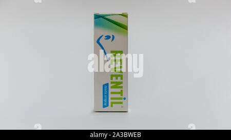 Nagybajcs, Ungarn 09.18.2019 Reventil Nasenspray. Auf weissem Hintergrund Stockfoto