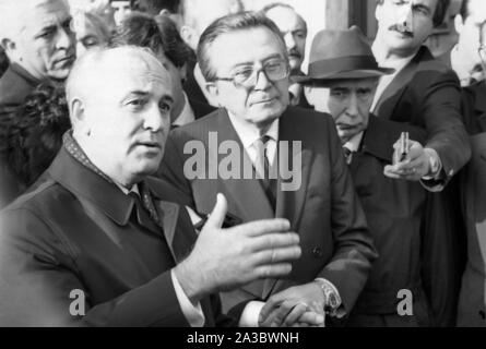 Michail Gorbatschow, Generalsekretär der KPDSU, der Sowjetischen Kommunistischen Partei, der nach Rom reist, mit dem italienischen Ministerpräsidenten Giulio Andreotti (November 1989) Stockfoto