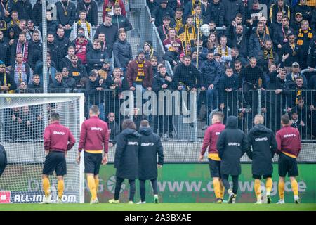 Die Dresdner Fans sind verärgert über ihre Spieler, frustriert, frustriert, gefroren, enttäuscht, enttäuscht, enttäuscht, enttäuscht, traurig, Ventilator, Ventilatoren, Zuschauer, Fans, Anhänger, ultra, Ultras, Fußball 2. Fussballbundesliga, 9. Spieltag, Dynamo Dresden (DD) - Hannover 96 (H) 0:2, am 05.10.2019 in Dresden/Deutschland. € | Nutzung weltweit Stockfoto