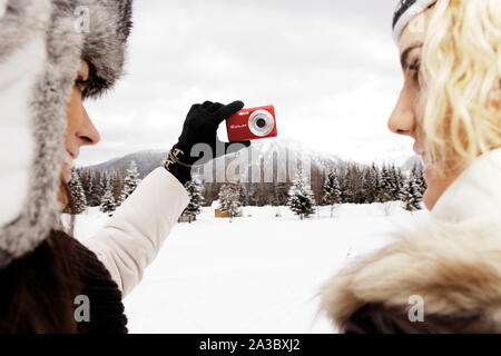 Junge Frauen, Schnee Stockfoto