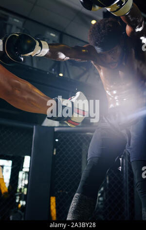 Muay Thai Boxer eine Magen schlagen und klopfen sich den Wind aus den Gegner suring das Match Stockfoto