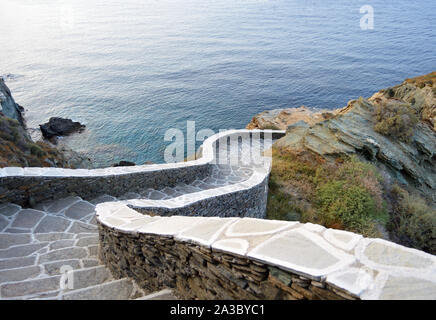 Hintergrund der Steintreppe und Meer Stockfoto