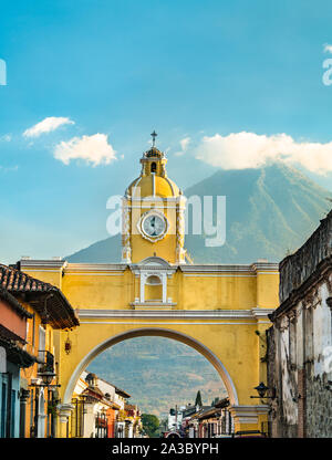 Arco de Santa Catalina und Volcan De Agua in Antigua Guatemala, Mittelamerika Stockfoto