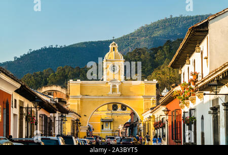 Arco de Santa Catalina und Volcan De Agua in Antigua Guatemala, Mittelamerika Stockfoto