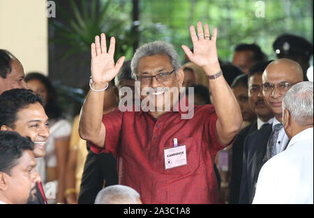 Colombo, Sri Lanka. 7 Okt, 2019. Sri Lankas Präsidentschaftskandidat und frühere Verteidigungsminister chief Gotabaya Rajapaksa Wellen zu Medien, als er auf die Wahlkommission zur Übergabe Nominierungen Papiere in Colombo, Colombo, Sri Lanka, Montag, Oktober eintrifft. 7, 2019. Credit: Pradeep Dambarage/ZUMA Draht/Alamy leben Nachrichten Stockfoto