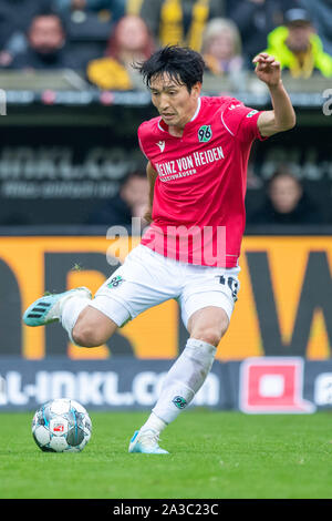 Genki HARAGUCHI (H) mit Kugel, Single Action mit Kugel, Aktion, vollständige Abbildung, aufrechte, Fußball 2. 1. Fussballbundesliga, 9. Spieltag, Dynamo Dresden (DD) - Hannover 96 (H) 0:2, am 05.10.2019 in Dresden/Deutschland. € | Nutzung weltweit Stockfoto