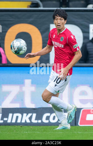 Genki HARAGUCHI (H) mit Kugel, Single Action mit Kugel, Aktion, vollständige Abbildung, aufrechte, Fußball 2. 1. Fussballbundesliga, 9. Spieltag, Dynamo Dresden (DD) - Hannover 96 (H) 0:2, am 05.10.2019 in Dresden/Deutschland. € | Nutzung weltweit Stockfoto