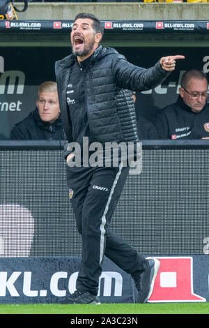 2. 1. Fussballbundesliga, 9. Spieltag, Dynamo Dresden (DD) - Hannover 96 (H) 0:2, am 05.10.2019 in. Cristian fiel (Trainer, DD) gibt Anweisungen, Anweisungen, vollständige Abbildung, Porträt, Geste, Gestik Dresden/Deutschland. € | Nutzung weltweit Stockfoto