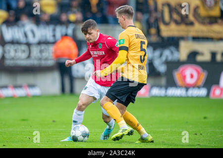 Florent MUSLIJA (links, H) versus Dzenis BURNIC (DD), Aktion, Duellen, Fußball 2. Fussballbundesliga, 9. Spieltag, Dynamo Dresden (DD) - Hannover 96 (H) 0:2, am 05.10.2019 in Dresden/Deutschland. € | Nutzung weltweit Stockfoto