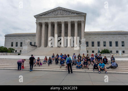 Washington DC, USA - Juni 9, 2019: Touristen auf der Treppe der Oberste Gerichtshof der Vereinigten Staaten von Amerika Stockfoto