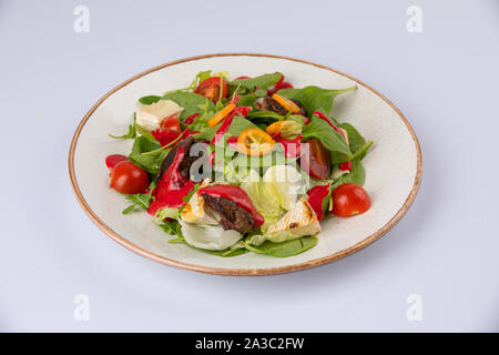 Ein lecker aussehenden warf Köche Salat oder Antipasti mit Fleisch, Camembert Käse und Tomaten. Stockfoto