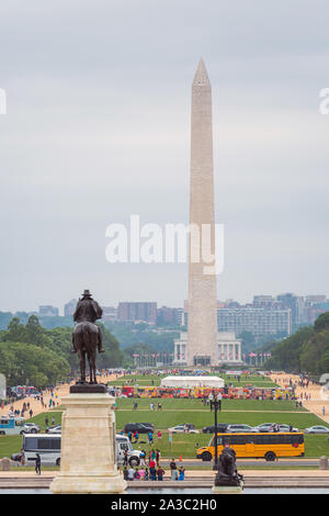 Washington DC, USA - Juni 9, 2019: Blick von der National Mall aus dem US Capitol Gebäude, Ulysses S Grant Memorial und Washington Monument Stockfoto