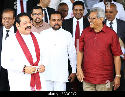 Colombo, Sri Lanka. 7 Okt, 2019. Sri Lankas Präsidentschaftskandidat und frühere Verteidigungsminister chief Gotabaya Rajapaksa verlässt die Wahlkommission mit seinem Bruder und ehemalige Präsident Mahinda Rajapaksa, Links, nach Übergabe Nominierungen Papiere in Colombo, Colombo, Sri Lanka, Montag, Oktober. 7, 2019. Credit: Pradeep Dambarage/ZUMA Draht/Alamy leben Nachrichten Stockfoto