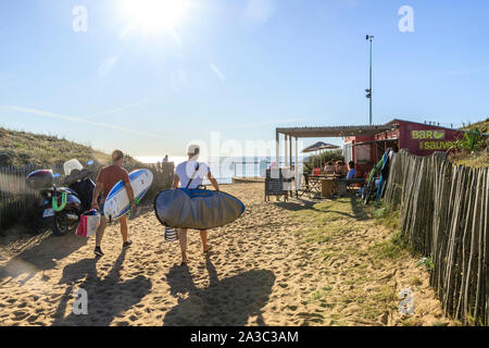 Frankreich, Vendee, Olonne sur Mer, Zugang zu Sauveterre Strand, Surfer // Frankreich, Vendée (85), Olonne-sur-Mer, accès à la plage de Sauveterre, surfeurs Stockfoto