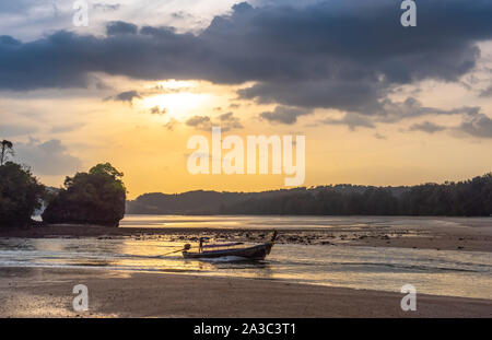 Den traditionellen thailändischen Longtail Boot im Sunset Beach. Ao Nang, Krabi Provinz. Stockfoto