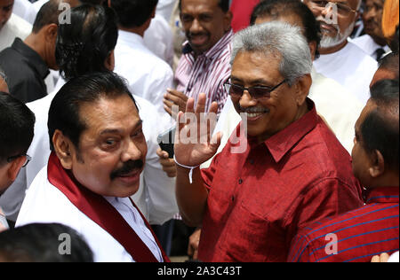 Colombo, Sri Lanka. 7 Okt, 2019. Sri Lankas Präsidentschaftskandidat und frühere Verteidigungsminister chief Gotabaya Rajapaksa Wellen zu Medien, wie er die Wahlkommission nach Übergabe Nominierungen Papiere in Colombo, Colombo, Sri Lanka, Montag, Oktober Blätter. 7, 2019. Credit: Pradeep Dambarage/ZUMA Draht/Alamy leben Nachrichten Stockfoto