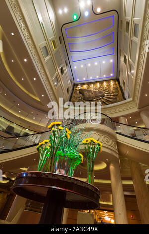 Frische Blumen in Grand Lobby der Queen Mary 2 Stockfoto