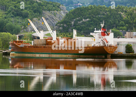 Frachtschiff Einlegen von Papier in der Papierfabrik in Corner Brook Neufundland Kanada Stockfoto