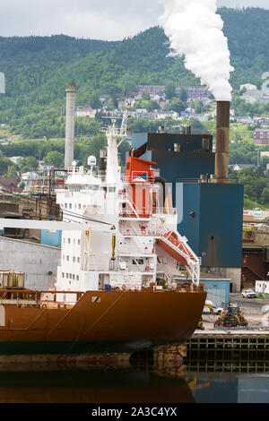 Frachtschiff Einlegen von Papier in der Papierfabrik in Corner Brook Neufundland Kanada Stockfoto
