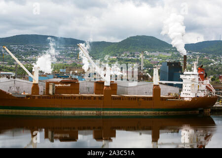 Frachtschiff Einlegen von Papier in der Papierfabrik in Corner Brook Neufundland Kanada Stockfoto