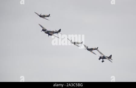 Bristol Blenheim, Westland Lysander und drei Supermarine Spitfires (G-CFGJ, G-AIST, G-CGUK) im formationsflug an der 2019 Flying Legends Airshow Stockfoto