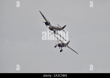 Bristol Blenheim Mk.I (G-bpiv Kombiniert) und Westland Lysander Mk.III V9312 (G-Ccom) zusammen fliegen an der 2019 Flying Legends Airshow in Duxford Stockfoto