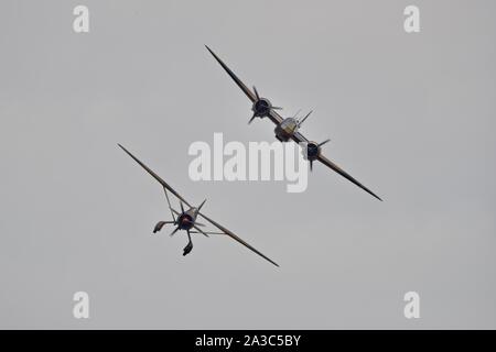 Bristol Blenheim Mk.I (G-bpiv Kombiniert) und Westland Lysander Mk.III V9312 (G-Ccom) zusammen fliegen an der 2019 Flying Legends Airshow in Duxford Stockfoto