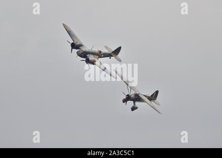 Bristol Blenheim Mk.I (G-bpiv Kombiniert) und Westland Lysander Mk.III V9312 (G-Ccom) zusammen fliegen an der 2019 Flying Legends Airshow in Duxford Stockfoto