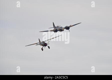 Bristol Blenheim Mk.I (G-bpiv Kombiniert) und Westland Lysander Mk.III V9312 (G-Ccom) zusammen fliegen an der 2019 Flying Legends Airshow in Duxford Stockfoto