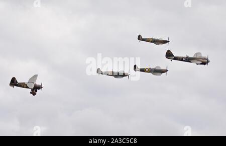 Bristol Blenheim, Westland Lysander und drei Supermarine Spitfires (G-CFGJ, G-AIST, G-CGUK) im formationsflug an der 2019 Flying Legends Airshow Stockfoto