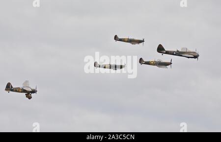 Bristol Blenheim, Westland Lysander und drei Supermarine Spitfires (G-CFGJ, G-AIST, G-CGUK) im formationsflug an der 2019 Flying Legends Airshow Stockfoto