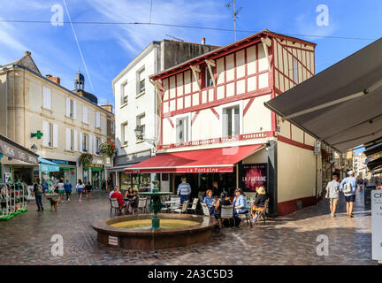 Frankreich, Vendée, Les Sables d'Olonne, Brunnen in der Stadtmitte, Fußgängerzone // Frankreich, Vendée (85), Les Sables-d'Olonne, Fontaine dans le centre-v Stockfoto