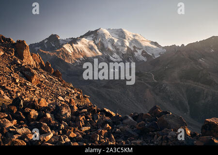 Landschaft von Molodejniy Peak im Tian Shan Gebirge bei Sonnenuntergang in Kasachstan Stockfoto