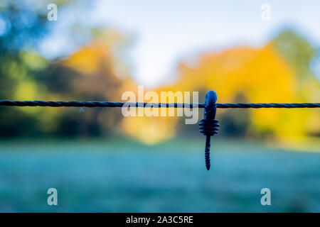 Eine zerrissene Hack von einem Zaun hängen an den Maschendrahtzaun Stockfoto