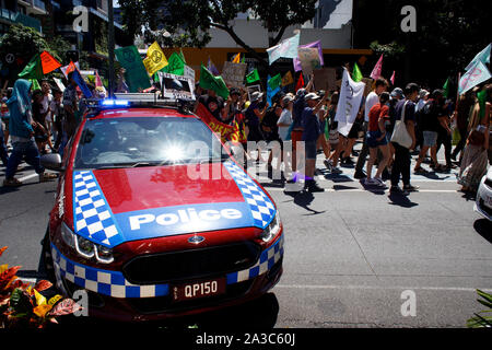 Brisbane, Australien. 07 Okt, 2019. Die Demonstranten marschieren hinter einem Queensland Polizei Auto während der Demonstration. Aussterben Rebellion, Rebellion Woche als Weise radikal langsam business as usual in der Hoffnung auf einen Wandel im Denken über Klimawandel und Umweltprobleme und schließlich politische Veränderungen. Die Demonstranten versammelten sich Straßen zu blockieren und das Licht der Regierung Untätigkeit auf Klima- und Umweltfragen. Credit: SOPA Images Limited/Alamy leben Nachrichten Stockfoto