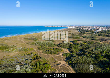 Frankreich, Vendée, Bretignolles-sur-Mer, Les Sables Dünen und Saint Gilles Croix de Vie im Hintergrund (Luftbild) // Frankreich, Vendée (85), Bretign Stockfoto