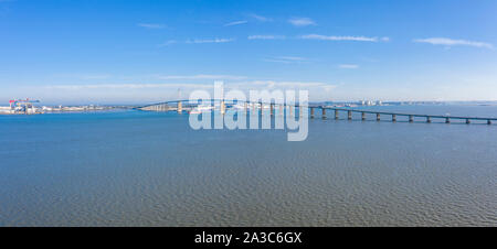 Frankreich, Loire Atlantique, St. Brevin les Pins und Saint Nazaire, Saint-Nazaire Brücke über die Loire Estuary (Luftbild) // Frankreich, Loire-Atlanti Stockfoto