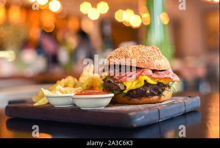 Hamburger, Cheeseburger, Giant Burger, Bacon Cheese Burger, 100% Rindfleisch, Diner Stockfoto