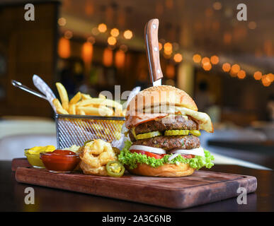 Hamburger, Cheeseburger, Giant Burger, Bacon Cheese Burger, 100% Rindfleisch, Diner Stockfoto