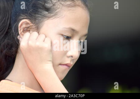 Ein depressiver Jugendlicher Diverse weibliche Jugendliche Stockfoto