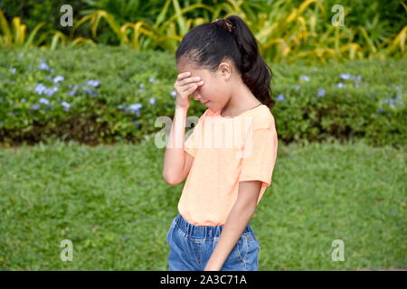 Einen traurigen jungen asiatischen Jugendlichen Stockfoto