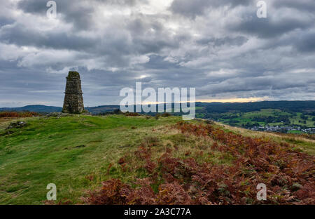 Der Gipfel Cairn auf Latterbarrow, mit Hawkshead und Grizedale Forest im Hintergrund, Lake District, Cumbria Stockfoto