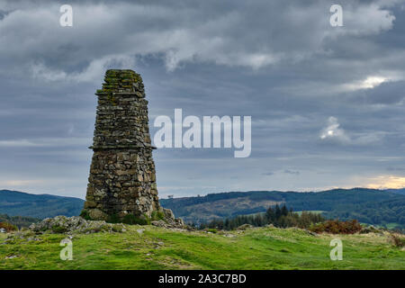 Der Gipfel Cairn auf Latterbarrow, mit Grizedale Forest im Hintergrund, in der Nähe von Ambleside, Lake District, Cumbria Stockfoto