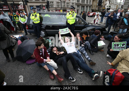 Herausgeberanmerkung Sprache einen Leichenwagen wird verwendet, um die Straße an der Kreuzung von Whitehall und Trafalgar Square während das Aussterben Rebellion protest London zu blockieren. Stockfoto