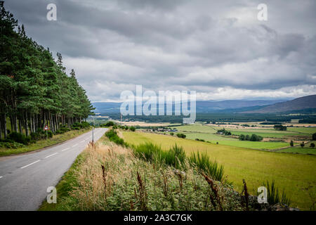 Schönen Hügeln und Ackerland im Queens Anzeigen in der Nähe von tarland in Aberdeenshire unter einem Moody sky Stockfoto