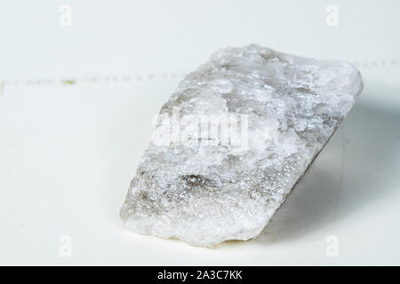 Stück Salz aus mineralischen, crystal Stein Salz auf weißem Hintergrund Stockfoto