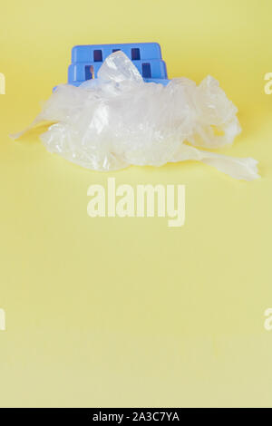 Polyäthylenbeutel im Warenkorb auf gelben Hintergrund. Stockfoto