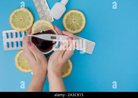 Medikamente, Pillen, Thermometer, traditionelle Medizin für die Behandlung von Erkältungen, Grippe, Wärme auf einem blauen Hintergrund. Aufrechterhaltung der Immunität. Saisonale Krankheiten. Stockfoto