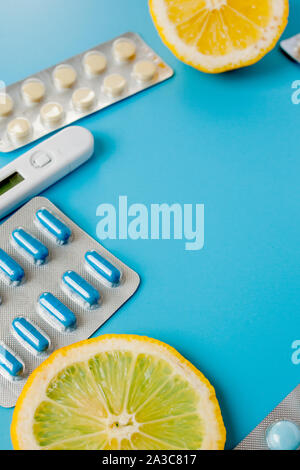 Medikamente, Pillen, Thermometer, traditionelle Medizin für die Behandlung von Erkältungen, Grippe, Wärme auf einem blauen Hintergrund. Aufrechterhaltung der Immunität. Saisonale Krankheiten. Stockfoto
