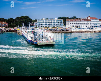 Auto- und Passagierfähre, die zu und von den Sandbänken in Poole, Dorset und Shell Beach reisen auf St Stockfoto